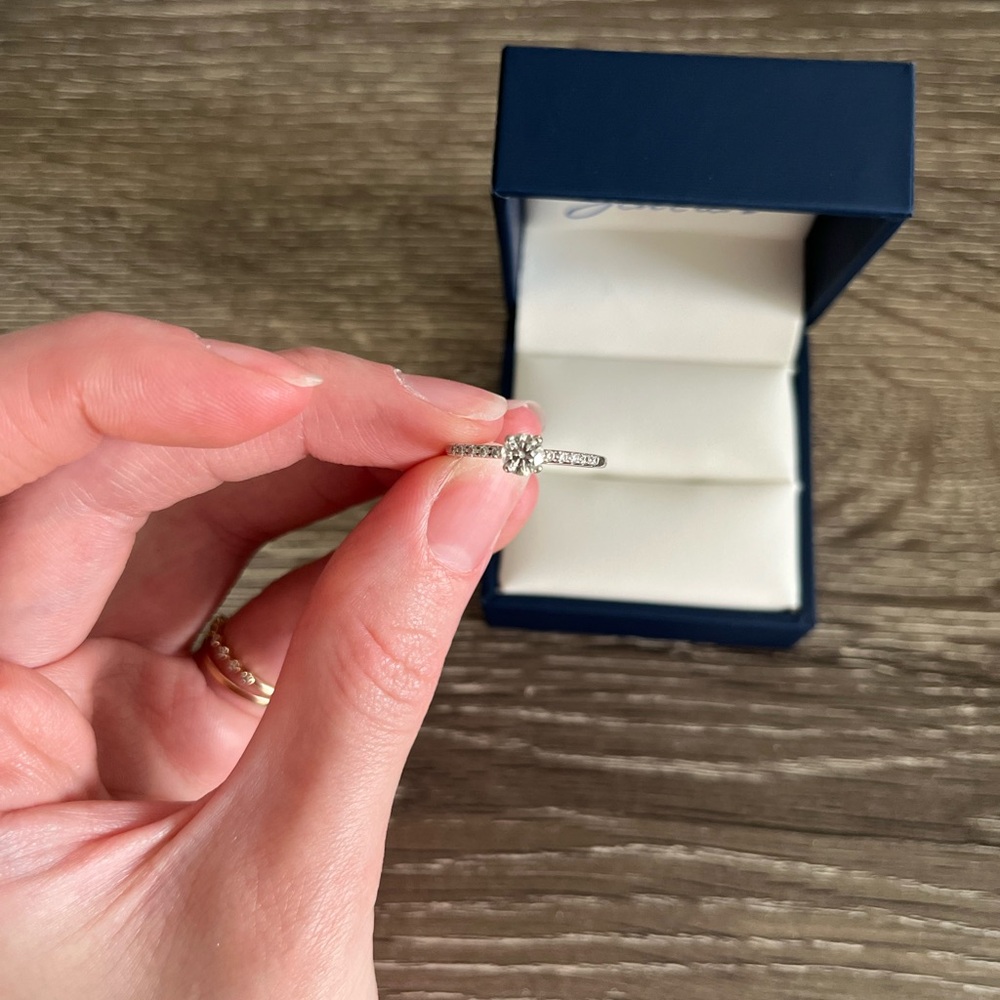 Diamond Engagament Ring - Picture 5 of 6